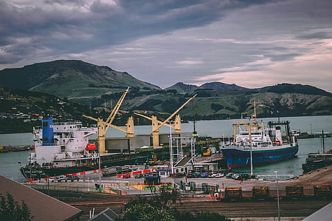 navă, corp, apă, nori, coastă, macarale, lumina zilei, doc, port, munţi, dig, nave, cer, hidromotociclete, Munte, transport, mijloc de transport, arhitectură, navă nautică, mare, de munte, nor - cer, natură, exteriorul clădirii, construită, oraș, amarate, nici o persoana, în aer liber, navă de croazieră, ambarcațiunile de pasageri, dafin, 1080P, CC0, domeniu public, fără drepturi de autor