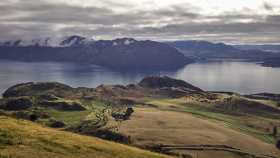 Wiese, Wolken, wolkig, Tageslicht, Gras, Hügel, Landschaft, Berg, Berge, Natur, szenisch, Tal, Wasser, Szenen - Natur, Schönheit in der Natur, ruhige Szene, Himmel, wolke - himmel, Ruhe, Umgebung, keine Leute, Nicht-städtische Szene, Tag, idyllisch, Pflanze, Meer, Land, draußen, 4K, CC0, gemeinfrei, lizenzfrei