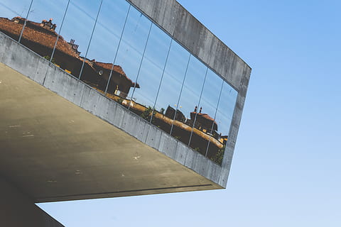 arkitektur, bygning, infrastruktur, struktur, etablering, leilighet, vinduer, condominium, hotell, refleksjon, glass, skyer, himmel, lav vinkel visning, bygget struktur, dag, klar himmel, natur, blå, bygge eksteriør, utendørs, ingen folk, industri, sollys, kopiere plass, metall, sport, stadion, 5K, CC0, offentlig domene, opphavsrett gratis