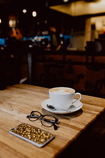 tasse, café, table, intérieur, technologie, La technologie, travail, cappuccino, restaurant, en retard, à l'intérieur, Nourriture et boisson, boisson, café - boisson, tasse à café, rafraîchissement, agresser, vaisselle, soucoupe, fraîcheur, ustensile de cuisine, nature morte, bois - matériau, cuillère, affaires, personne, boisson mousseuse, latté, plateau, boisson non alcoolisée, 5K, CC0, domaine public, libre de droits