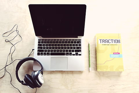 macbook, il computer portatile, computer, tecnologia, attività commerciale, ufficio, scrivania, tavolo, lavoro, cuffie, Audio, libro, matita, tecnologia wireless, comunicazione, connessione, in casa, nessuno, attrezzatura informatica, tastiera del computer, dispositivo di informazione portatile, natura morta, testo, tastiera, vista dall'alto, Internet, mobilia, musica, direttamente sopra, 4K, CC0, dominio pubblico, privo di copyright