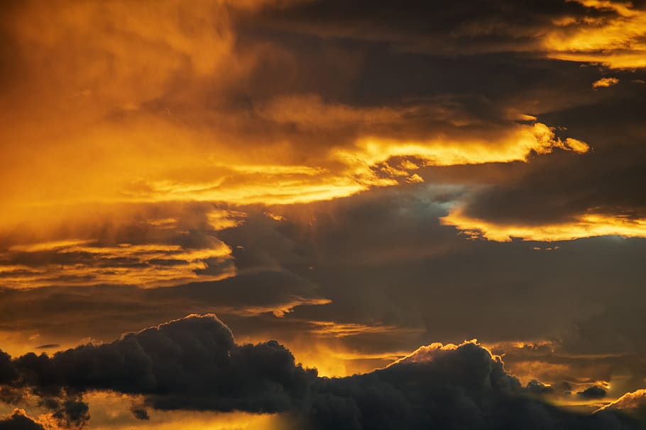 himmel, solnedgang, skyer, storm, sol, sky - himmel, skønhed i naturen, scenics - natur, ro, rolig scene, idyllisk, orange farve, dramatisk himmel, ingen mennesker, natur, cloudscape, udendørs, majestætisk, lav vinkel visning, sollys, overskyet, atmosfærisk humør, 5K