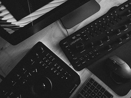 elettronica, tastiera, hardware, tastiera del computer, computer, computer hardware, scrivania, lightroom, premiere pro, la modifica, adobe, logitech, imac pro, micro pannello, micro riquadro;, davinci risolve studio, organizzato, nomade, loupedeck, spazio grigio, tecnologia, connessione, in casa, tavolo, vista dall'alto, comunicazione, controllo, attrezzatura informatica, tecnologia wireless, nessuno, musica, avvicinamento, il computer portatile, calcolatrice, natura morta, cultura artistica e intrattenimento, materiale elettrico, 8K, CC0, dominio pubblico, privo di copyright
