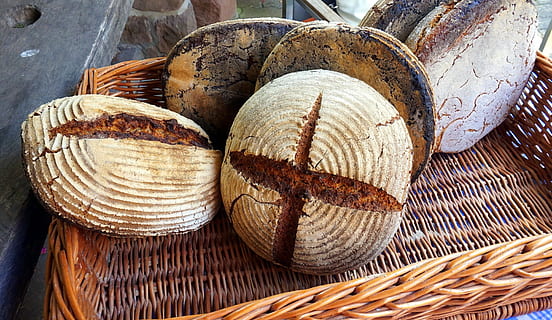 Brotbacken, Brot, frisch, Kruste, backen, Korb, Container, Essen und Trinken, Stillleben, Lebensmittel, Frische, keine Leute, Wohlbefinden, gebacken, Korbweide, High Angle View, Nahansicht, gesundes Essen, braun, drinnen, zu verkaufen, große gruppe von gegenständen, Tag, Tabelle, 5K, CC0, gemeinfrei, lizenzfrei