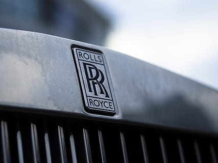 rollos emblema royce, símbolo, marca, logo, emblema, reja, placa, encargarse de, fauna silvestre, mamífero, animal, león, parlamento, ligero, faro, herradura, Envoltura de plástico, radiador, volante, gotita, mousepad, texto, de cerca, enfoque selectivo, comunicación, escritura occidental, nadie, firmar, día, al aire libre, metal, información, centrarse en primer plano, número, señal de información, letra mayúscula, arquitectura, transporte, dirección, barandilla, señal de advertencia, 4K, CC0, dominio público, libre de derechos