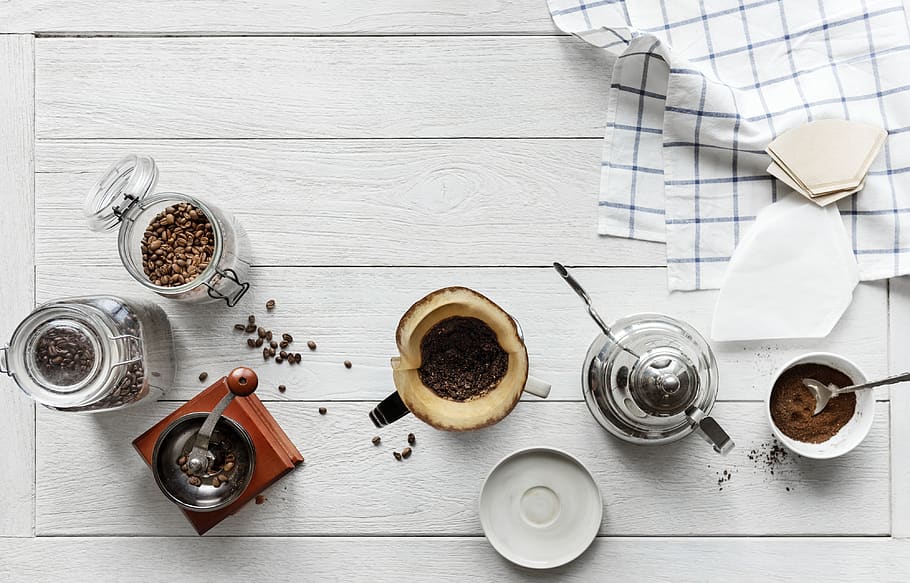 bianca, ceramica, tazza di caffè, fagioli, birra, caffeina, caffè, chicchi di caffè, flatlay, fresco, macinino, fabbricazione, Spezia, cibo e bevande, cibo, tavolo, in casa, direttamente sopra, legno - materiale, nessuno, contenitore, freschezza, natura morta, bere, tazza, vista dall'alto, rinfresco, ciotola, benessere, attrezzature domestiche, utensile da cucina, caffè - bevanda, bicchiere, prima colazione, 4K