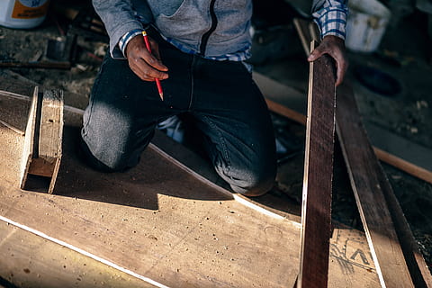 espacio de trabajo de carpintería, trabajando, ocupación, una persona, industria, industria de construccion, hombres, sección baja, Obrero, material de madera, Herramienta de trabajo, gente real, participación, día, equipo, movimiento, en pie, sitio de construcción, ropa de trabajo protectora, al aire libre, aleación, 5K, CC0, dominio público, libre de derechos
