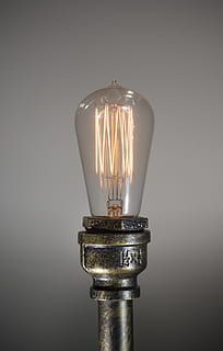 zapalona żarówka, żarówka, lampa, metaliczny, wystrój przemysłowy, oświetlony, światło, zbroja, żarówka edisona, steampunk, wiktoriański, Stany Zjednoczone, des plaines, filar, kolumna, budynek, architektura, anubis, Starożytny Egipt, sprzęt oświetleniowy, Elektryczność, studio strzał, zbliżenie, wewnątrz, żadnych ludzi, pojedynczy obiekt, rozjarzony, technologia, włókno, światło elektryczne, funkcja budowy ścian, przezroczysty, wytwarzanie paliwa i energii, kopia przestrzeń, szkło - materiał, światło - zjawisko naturalne, lampa elektryczna, sprzęt elektryczny, zasilacz, 4K, CC0, domena publiczna, darmowe zdjęcia