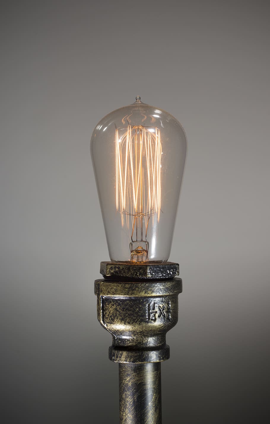 zapalona żarówka, żarówka, lampa, metaliczny, wystrój przemysłowy, oświetlony, światło, zbroja, żarówka edisona, steampunk, wiktoriański, Stany Zjednoczone, des plaines, filar, kolumna, budynek, architektura, anubis, Starożytny Egipt, sprzęt oświetleniowy, Elektryczność, studio strzał, zbliżenie, wewnątrz, żadnych ludzi, pojedynczy obiekt, rozjarzony, technologia, włókno, światło elektryczne, funkcja budowy ścian, przezroczysty, wytwarzanie paliwa i energii, kopia przestrzeń, szkło - materiał, światło - zjawisko naturalne, lampa elektryczna, sprzęt elektryczny, zasilacz, 4K