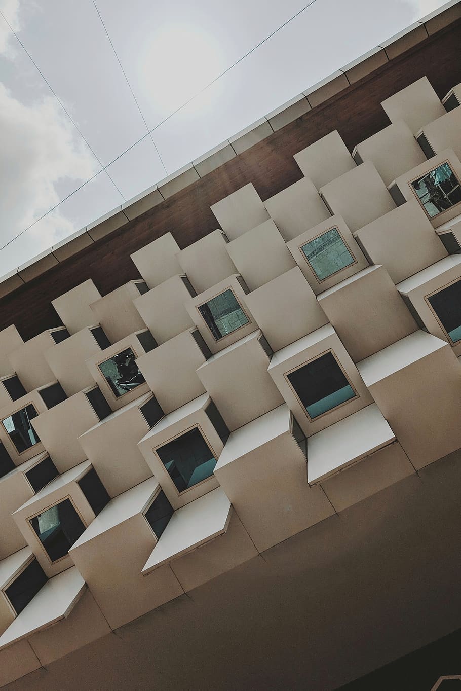 escala, sòls, triangle, pantalla lcd, pantalla, electrònica, monitor, PC, ordinador, paret, edifici, edifici d'oficines, finestra, portàtil, pis, mobles, sofà, claraboia, arquitectura, estructura construïda, exterior de l'edifici, cap gent, dia, cel, vista d’angle baix, naturalesa, barri residencial, a l'aire lliure, apartament, Color blanc, llum solar, ciutat, casa, inclinació, núvol - cel, 2K