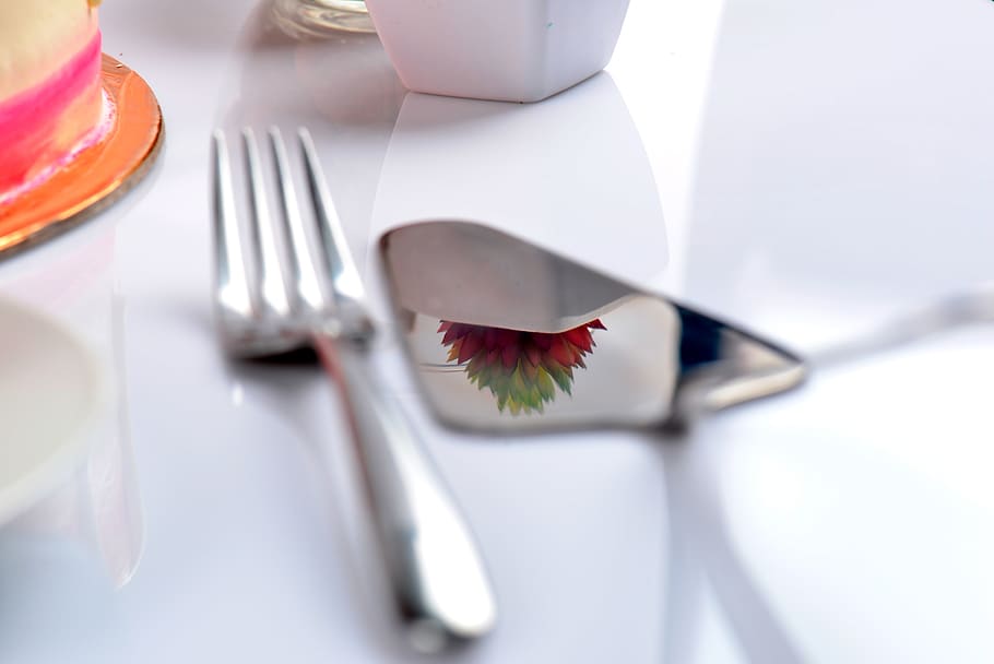riflessione, Drago, forchetta, creativo, idea, posate, celebrazione, bicchieri, utensile da cucina, nessuno, attrezzature domestiche, avvicinamento, in casa, piatto, tavolo, natura morta, messa a fuoco selettiva, Colore bianco, vista dall'alto, cibo, cibo e bevande, cucchiaio, girato in studio, dolce, coltello, coltello da tavola, vasellame, color argento, 2K