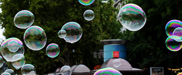 Bolle di sapone, sapone, soffio, bolla, divertimento, giocare, bambini, volante, infanzia, schiuma, cielo, trasparente, palla, leggero, arioso, colorato, colore, fragilità, vulnerabilità, sapone sud, mezz'aria, bacchetta, multicolore, natura, sfera, pianta, soffiando, giorno, albero, movimento, concentrarsi sulle conoscenze acquisite, all'aperto, forma, nessuno, 4K, CC0, dominio pubblico, privo di copyright
