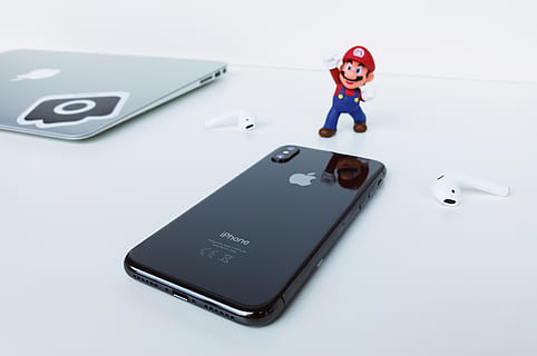 Schreibtisch, Apfel, minimal, Konfiguration, airpods, iphone, iphone x, Mario, MacBook, Arbeitsplatz, Technologie, kabellose Technologie, Studioaufnahme, Kommunikation, Spaß, drinnen, eine Person, Spielzeug, Verbindung, Geschäft, Stehen, in voller Länge, Emotion, High Angle View, menschliche Darstellung, lächelnd, Mobiltelefon, Humor, Computernetzwerk, 4K, CC0, gemeinfrei, lizenzfrei