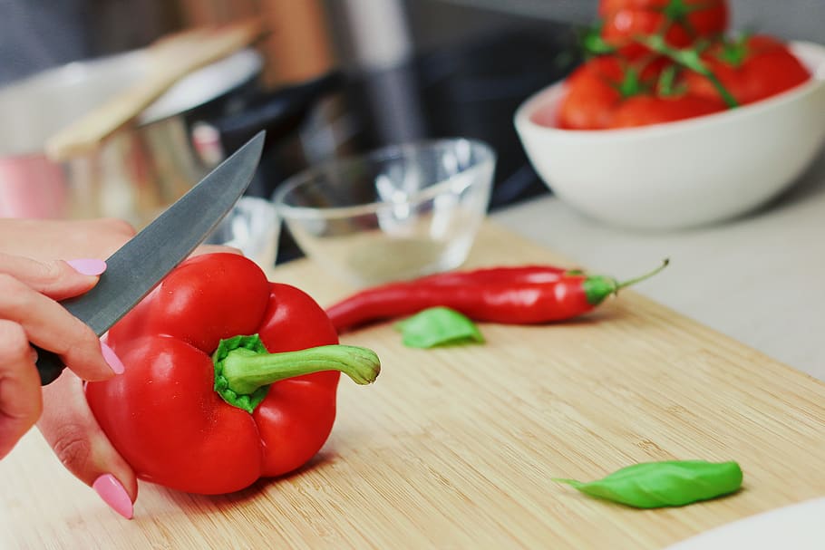 persona, tallar, vermell, pebrot picant, marró, fusta, pissarra, pebrot, capsicum, Xile, cuina, verdures, menjar i beguda, vegetals, menjar, pebre, alimentació saludable, frescor, a l'interior, benestar, tomàquet, taula de tallar, fruita, preparació, centrar-se en primer pla, primer pla, una persona, part del cos humà, mà, mà humana, Xile vermell, preparar el menjar, 5K