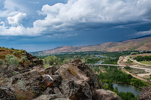 formació de roca, pont, núvols, la llum del dia, paisatge, muntanyes, naturalesa, carreteres, roques, escènic, vista, arbres, aigua, núvol - cel, cel, escenics - natura, bellesa a la natura, tranquil·litat, escena tranquil·la, escena no urbana, medi ambient, muntanya, dia, sòlid, cap gent, rock, rock - object, idíl·lic, planta, a l'aire lliure, 5K, CC0, domini públic, lliure de regalies