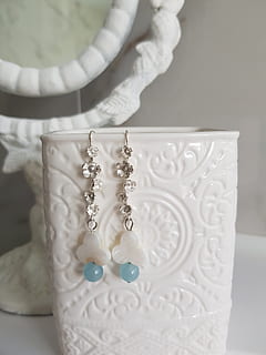 aretes, enganchado, blanco, floral, tarro, accesorio, envase, colgado, adentro, de cerca, modelo, centrarse en primer plano, joyería, una persona, el color blanco, Arte y artesanía, diseño, naturaleza muerta, parte del cuerpo humano, mano humana, Moda, accesorio personal, mesa, patrón floral, extremidad humana, 4K, CC0, dominio público, libre de derechos