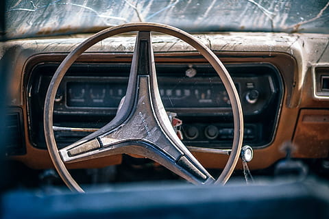forlatt kjøretøy, transportmiddel, transport, motorkjøretøy, bil, land kjøretøy, vintagebil, retro stylet, bil interiør, ingen folk, ratt, metall, bilinteriør, nærbilde, innendørs, dag, dashbord, bilsete, sete, fokusere på forgrunnen, lær, krom, 5K, CC0, offentlig domene, opphavsrett gratis