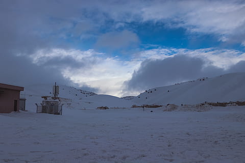 sneklædt bjerg, kold, landskab, bjerg, sne, vejr, vinter, sky - himmel, kold temperatur, himmel, scenics - natur, skønhed i naturen, ro, rolig scene, hvid farve, miljø, natur, arkitektur, bygning udvendig, bygget struktur, snedækket bjerg, dækker, ingen mennesker, tørt klima, 5K, CC0, offentligt domæne, royaltyfrie