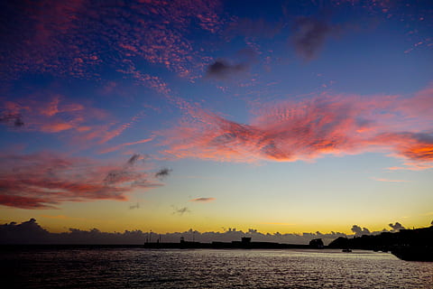solnedgang, sæt, skyer, himmel, ocean, havn, blå, naturskøn, båd, madeira, Portugal, Funchal, levende, farverig, lyserød, nuance, sol, hav, sky - himmel, vand, skønhed i naturen, scenics - natur, rolig scene, ro, orange farve, ingen mennesker, natur, silhuet, dramatisk himmel, idyllisk, udendørs, havnefronten, ikke-urbane scene, humørlig himmel, 5K, CC0, offentligt domæne, royaltyfrie