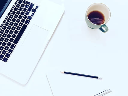 macbook, minim, ceai, caiet, birou, băutură, tehnologia fără fir, gustare, cafea, calculator, tehnologie, vedere în unghi mare, masa, halbă, stilou, cafea - băutură, laptop, mancare si bautura, comunicare, ceașcă, creion, în interior, natură moartă, hârtie, cană de cafea, nici o persoana, tastatură, cartelă de note, gol, 2K, CC0, domeniu public, fără drepturi de autor