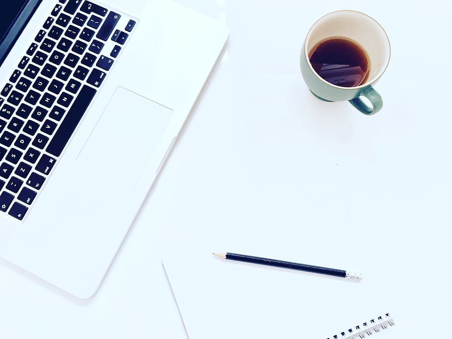 macbook, minim, ceai, caiet, birou, băutură, tehnologia fără fir, gustare, cafea, calculator, tehnologie, vedere în unghi mare, masa, halbă, stilou, cafea - băutură, laptop, mancare si bautura, comunicare, ceașcă, creion, în interior, natură moartă, hârtie, cană de cafea, nici o persoana, tastatură, cartelă de note, gol, 2K