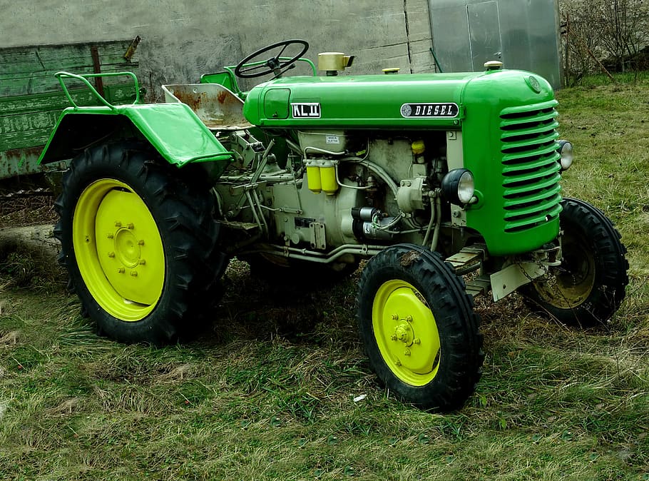 màquina, steyrer - tractor, oldtimer, motor, agricultura, vehicle, manera de transport, color verd, terra, transport, camp, dia, vehicle terrestre, cap gent, maquinària agrícola, equipament agrícola, estacionari, naturalesa, roda, tractor, herba, planta, a l'aire lliure, maquinària, pneumàtic, 5K
