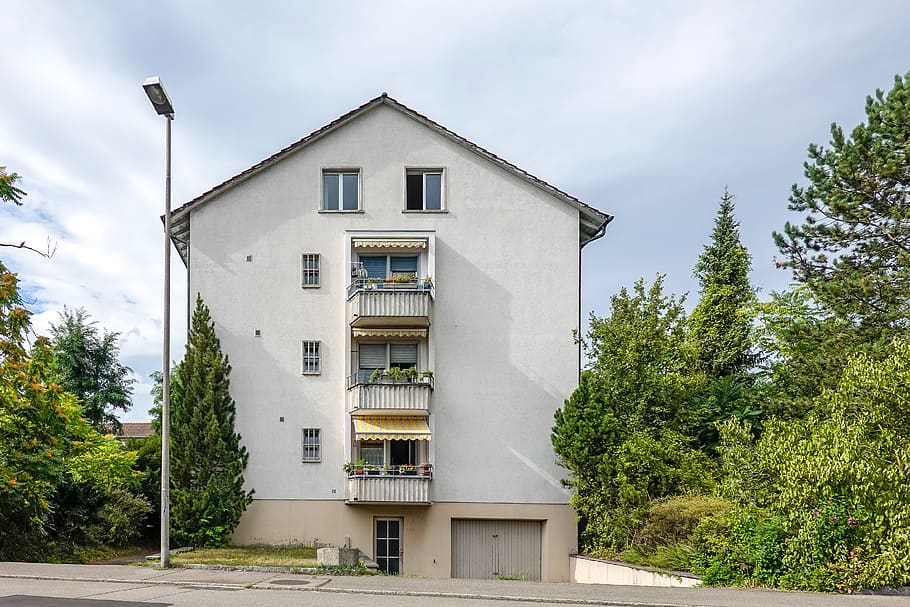 weiß gestrichenes Gebäude, Wohnkultur, Stadt, Dorf, Gebäude, städtisch, Hochhaus, Stadt, Wohngebäude, Baum, Pflanze, Straße, Haus, Balkon, Sommer-, Gehäuse, schweizerisch, Weiß, Leben, Schweiz, Stadtrand, Leere, gebaute Struktur, die Architektur, Gebäudehülle, Himmel, wolke - himmel, Fenster, Tag, Natur, keine Leute, draußen, grüne Farbe, Wachstum, Flachwinkelansicht, Wohngegend, Anbetungsstätte, Wohnung, 5K
