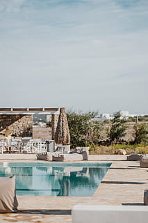 rechteckig, Weiß, draussen, Schwimmen, Schwimmbad, Wasser, Natur, Tag, Himmel, keine Leute, Pflanze, Baum, die Architektur, Ruhe, kopieren sie platz, draußen, gebaute Struktur, am Pool, Reiseziele, See, Sonnenlicht, ruhige Szene, 5K, CC0, gemeinfrei, lizenzfrei
