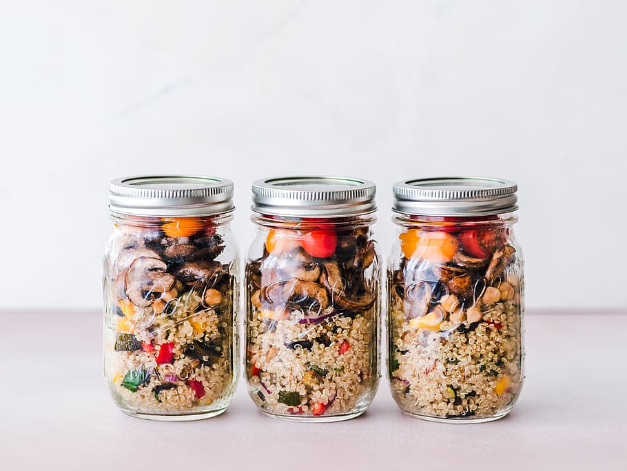 tre, pieno, chiaro, barattoli di vetro, coperchi, vaso, cibo, pianta, bicchiere, ceramica, pianta in vaso, preparazione del pasto, salutare, barattolo di muratore, confetteria, dolci, verdura, pasto, pranzo, carta, coriandoli, piantatore, erbe aromatiche, cibo e bevande, contenitore, girato in studio, mangiare sano, in casa, benessere, fianco a fianco, nessuno, scelta, sfondo bianco, freschezza, variazione, natura morta, di fila, vetro - materiale, fatti in casa, frutta, cibo vegetariano, marinato, 5K