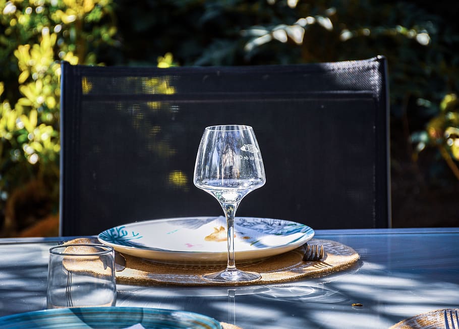 Copa de vi, taula, configuració, menjar, coberts, banquet, luxe, celebració, configuració de taula, elegant, pintoresc, assumpte, festa, esdeveniment, dinar, formal, francès, cultura, nacional, casa, jardí, bo, la vida, vidre, vidre - material, natura morta, menjar i beguda, placa, cap gent, equipament per a la llar, centrar-se en primer pla, utensili per menjar, transparent, dia, copa, estri de cuina, frescor, primer pla, naturalesa, forquilla, a l'aire lliure, vaixella, 5K