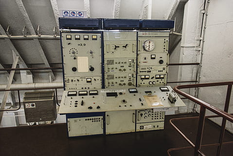 contrôle, cabinet, vieux, navire, électrique, indicateur, La technologie, industrie, personne, à l'intérieur, Panneau de contrôle, électricité, équipement, usine, production de carburant et d'électricité, Industrie électronique, source de courant, science, machinerie, complexité, lien, instrument de mesure, précision, métal, circuit imprimé, équipement électrique, 5K, CC0, domaine public, libre de droits