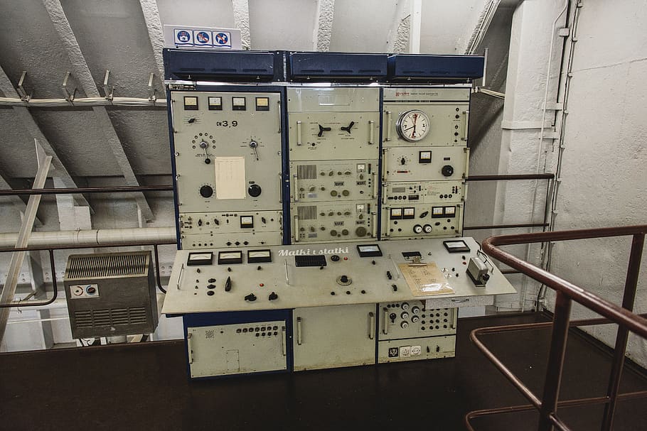 control, gabinet, vell, vaixell, elèctric, indicador, tecnologia, indústria, cap gent, a l'interior, panell de control, electricitat, equipament, fàbrica, generació de combustible i energia, indústria electrònica, Font d'alimentació, ciència, maquinària, complexitat, connexió, instrument de mesura, precisió, metall, targeta de circuits, equipament elèctric, 5K