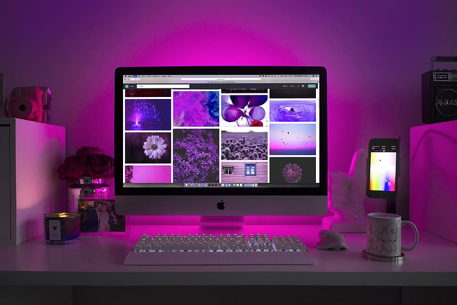 plata imac, mostrant, fotos de collage, poma, mòbil, teclat d’ordinador, connexió, contemporani, disseny, escriptori, dispositius, electrònica, a l'interior, Internet, teclat, llum, modern, monitor, monitors, ratolí, tassa, llum de neó, habitació, pantalla, tecnologia, sense fils, espai de treball, lloc de treball, equips informàtics, monitor d’ordinador, ordinador, porpra, color rosa, cap gent, mobles, habitació domèstica, il·luminat, comunicació, taula, pantalla del dispositiu, interior de casa, moda, 4K