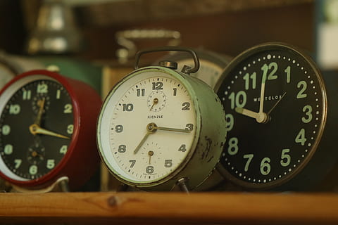 orologi, tempo, ore, pointer, minuti, vecchio, nostalgia, movimento, negozio, orologio, numero, sveglia, in casa, avvicinamento, nessuno, forma geometrica, cerchio, forma, natura morta, concentrarsi sulle conoscenze acquisite, quadrante, precisione, tavolo, in stile retrò, lancetta dell'orologio, analogico, mano minuta, cronometro, 5K, CC0, dominio pubblico, privo di copyright