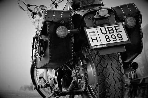 motor, honda, honda shadow, shadow 750, text, comunicació, cap gent, manera de transport, transport, primer pla, dia, nombre, guió occidental, vehicle terrestre, tecnologia, centrar-se en primer pla, metall, a l'aire lliure, estil retro, moto, locomotora, maquinària, transport per ferrocarril, 5K, CC0, domini públic, lliure de regalies