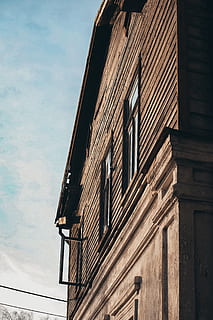 edifício marrom, tijolo, corrimão, cobertura, janela, decoração de casa, alça, de volta, vestuário, calção, roupas, parede, laje, toldo, marquise, madeira, Madeira compensada, estante, construção, exterior do edifício, estrutura construída, arquitetura, visão de baixo ângulo, céu, ninguém, dia, natureza, nuvem - céu, ao ar livre, luz solar, cidade, madeira - material, padronizar, Distrito residencial, Castanho, velho, casa, tribunal, 4K, CC0, domínio público, royalty free