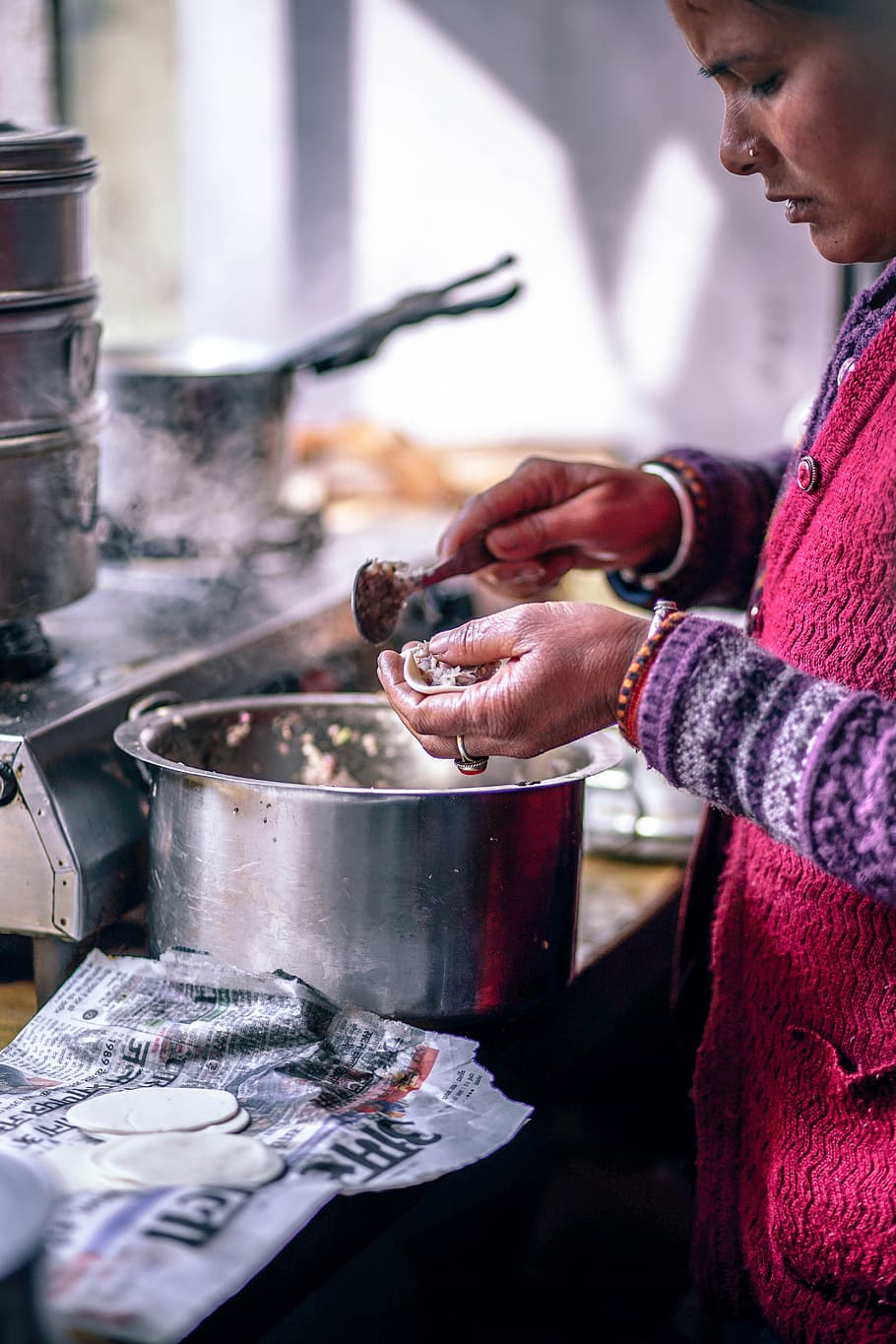 fent momos frescos, menjar i beguda, menjar, una persona, frescor, preparació, celebració, a l'interior, equipament per a la llar, mà humana, persones reals, vista lateral, estri de cuina, centrar-se en primer pla, cuina, adult, alimentació saludable, dia, homes, mà, preparar el menjar, 5K