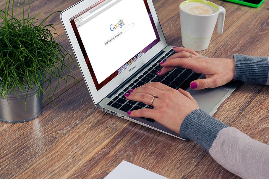 Google, seo, cerca, MacBook, ordinador, negocis, oficina, escriptori, treballar, mans, escriure, Internet, tecnologia, tecnologia sense fils, taula, connexió, comunicació, mà humana, portàtil, una persona, part del cos humà, persones reals, usant portàtil, mà, adult, vista d’angle alt, a l'interior, treball, material de fusta, teclat, 4K