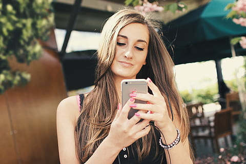 young, girl, uses, app, chat, smartphone, outdoors, mobile phone, wireless technology, smart phone, portable information device, young adult, technology, one person, hair, communication, long hair, connection, telephone, text messaging, young women, using phone, holding, beauty, women, adult, hairstyle, beautiful woman, teenager, 4K, CC0, public domain, royalty free