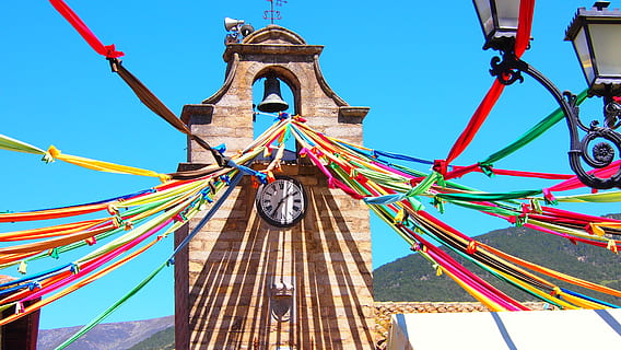 Spanien, la adrada, Uhr, Dorf, Party, mehrfarbig, Himmel, gebaute Struktur, die Architektur, Tag, Flachwinkelansicht, Natur, keine Leute, draußen, Gebäudehülle, Religion, sonnig, Sonnenlicht, Blau, klarer Himmel, Reiseziele, Glauben, Seil, Dekoration, Verbindung, 4K, CC0, gemeinfrei, lizenzfrei