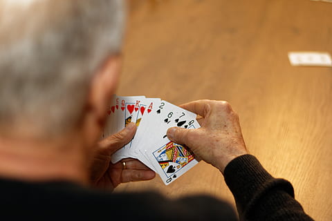 carte, vecchio uomo, mano, giocando, gioco di carte, giochi di svago, detenzione, gioco d'azzardo, una persona, mano umana, fortuna, uomini, adulto, rilassamento, attività di svago, in casa, cultura artistica e intrattenimento, retrovisore, tavolo, adulto senior, colpo alla testa, poker - gioco di carte, vista sopra la spalla, 5K, CC0, dominio pubblico, privo di copyright
