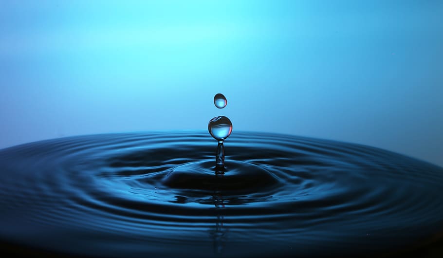 primer pla, foto, gota d'aigua, blau, aigua blava, bombolla, netejar, clar, tirar, gota d’aigua, gota, líquid, macro, moment, moviment, puresa, ondulació, splash, lapse de temps, aigua, ondulat, caient, esquitxades, cap gent, naturalesa, davant del mar, superfície de l'aigua, a l'interior, superfície, reflexió, tir de l'estudi, esquitxades de gotes, impacte, concèntric, fons blau, fotografia d'alta velocitat, 4K