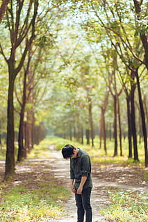 photo, la personne, permanent, des arbres, seul, lumière du jour, environnement, solitaire, homme, en plein air, triste, solo, arbre, plante, une personne, forêt, terre, la nature, Vêtements décontractés, jeune adulte, journée, Activité de loisir, croissance, des bois, modes de vie, les jeunes hommes, Vrais gens, en marchant, trois quarts, 4K, CC0, domaine public, libre de droits