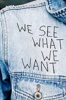 blauw spijkerjack, jeans, casual kleding, textiel, blauw, een persoon, tekst, binnenshuis, financiën, denim, detailopname, levensstijlen, menselijk lichaamsdeel, communicatie, lichaamsdeel, zak-, menselijk been, bedrijf, mode, westers schrift, 4K, CC0, publiek domein, royaltyvrij