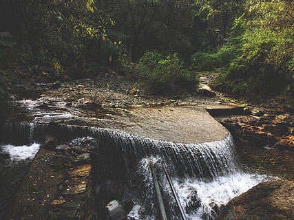 cascada i roques, la llum del dia, medi ambient, flux, bosc, paisatge, exposició llarga, naturalesa, parc, roques, escènic, corrent, lapse de temps, arbres, aigua, cascades, boscos, arbre, aigua que flueix, bellesa a la natura, cascada, escenics - natura, planta, moviment, terra, cap gent, dia, que flueix, escena no urbana, moviment borrós, rock, a l'aire lliure, poder a la natura, selva tropical, caient aigua, 4K, CC0, domini públic, lliure de regalies