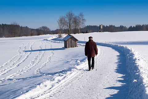 Winter, Abschied, Weg, eventide, Mensch, persönlich, gehen, kalte Temperatur, Schnee, echte Menschen, eine Person, in voller Länge, Lebensstile, Feld, Natur, Baum, Abdeckung, Land, Männer, Schönheit in der Natur, weiße Farbe, Pflanze, Rückansicht, Freizeitbeschäftigung, warme Kleidung, draußen, 2K, CC0, gemeinfrei, lizenzfrei