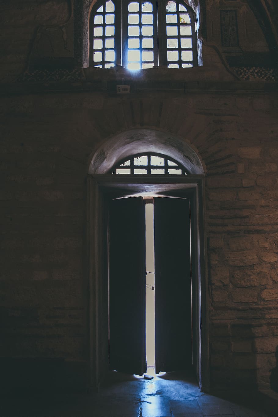 francese, porte, leggermente, ha aperto, arco, architettura, costruzione, buio, luce del giorno, design, portone, Entrata, bicchiere, in casa, luce, ombra, muro di pietra, parete, finestra, legna, di legno, struttura costruita, porta, giorno, nessuno, Casa, il passato, storia, caratteristica della parete, portico, chiuso, vecchio, assenza, mattone, 2K