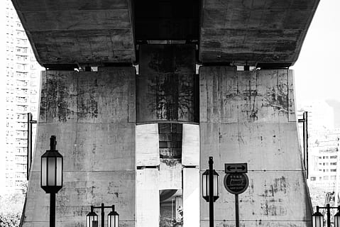 construção, arquitetura, torre, Torre do Relógio, estrada, parede, símbolo, pedestre, pilar, coluna, concreto, placa, Cidade, urbano, rua, poste de iluminação, luminária, lanterna, corrimão, estrutura construída, exterior do edifício, equipamento de iluminação, iluminação pública, ninguém, visão de baixo ângulo, dia, coluna arquitetônica, ao ar livre, natureza, ponte - estrutura feita pelo homem, ponte, recurso de construção de parede, conexão, luz solar, céu, lâmpada elétrica, 5K, CC0, domínio público, royalty free