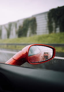 rood, voertuig buitenspiegel, motorvoertuig, wijze van transport, auto, landvoertuig, reflectie, vervoer, transparant, focus op de voorgrond, glas - materiaal, detailopname, nat, natuur, een persoon, dag, voertuig interieur, bril, hemel, zijspiegel, buitenshuis, menselijke hand, hand-, regen, vinger, 5K, CC0, publiek domein, royaltyvrij