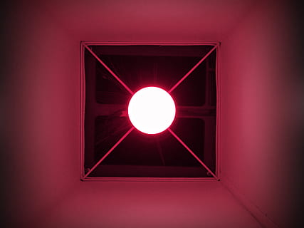 Spojené státy, augusta, Červené, svítí, osvětlovací zařízení, nikdo, tvar, neon, světlo - přírodní jev, uvnitř, design, studio shot, tvořivost, řeřavý, podepsat, sdělení, směr, tvar srdce, tvaru trojúhelníku, nástěnný prvek, Černá barva, technologie, nachový, 5K, CC0, veřejná doména, bez autorských práv